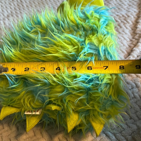 Men’s size 4 to 7 and Women’s size 5 to 8 monster claw green fuzzy slippers. - Picture 9 of 9